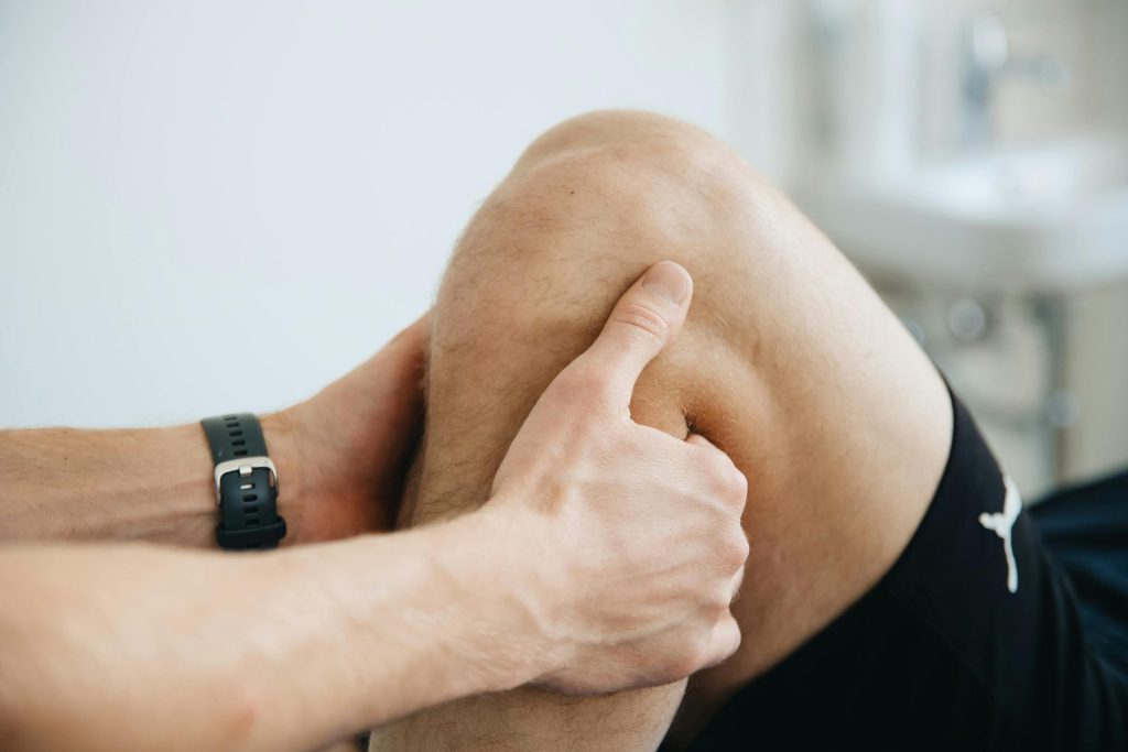 MAnos sobre rodilla